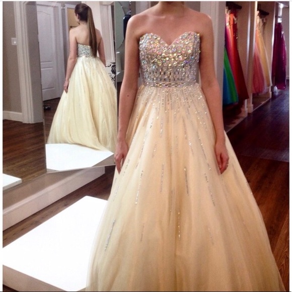 Prom dress - Picture 2 of 4